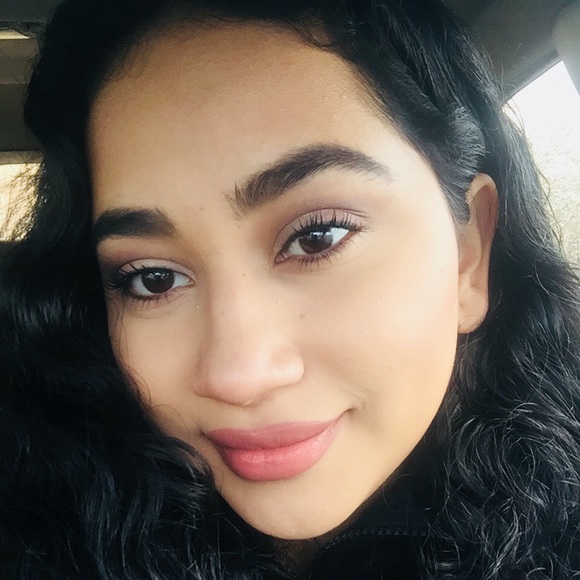 Meet your Posher, Karina - Picture 1 of 2